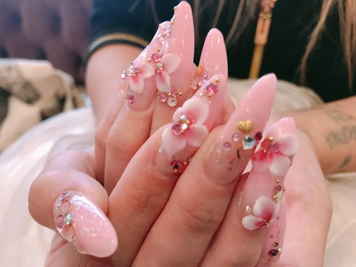 ネイル グラデーション ピンク スカルプネイル ストーンネイル ネイル ティアラのネイルデザイン