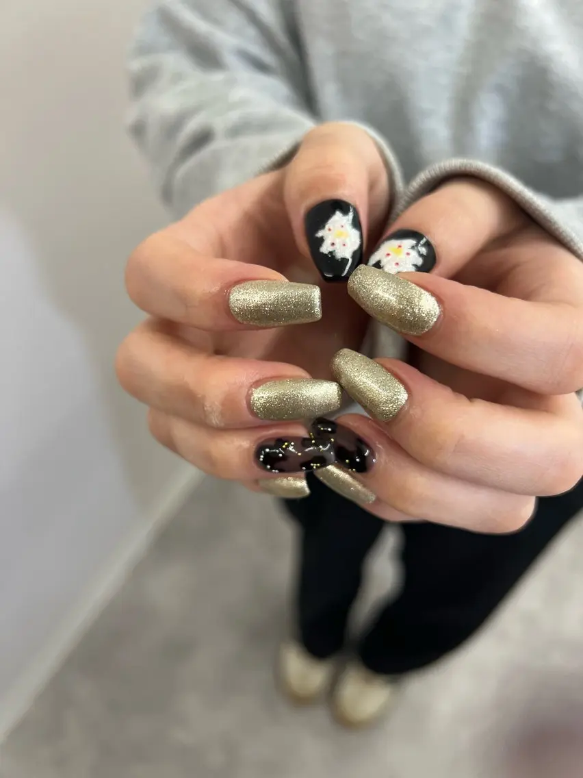 ネイル 成人式 フレンチネイル ジェルネイル ゴールド マグネットネイル ハンドネイル ハンドケア Bana_ Nailのネイルデザイン