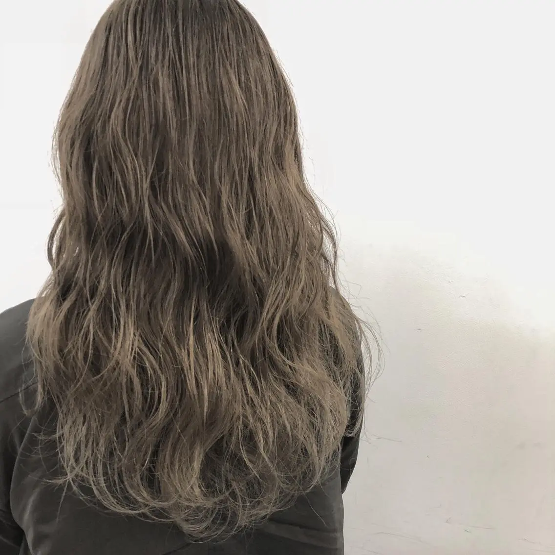 ロング カラー グラデーションカラー グレージュ ハイライトカラー ハイライト ニシオカ タクヤのヘアスタイル