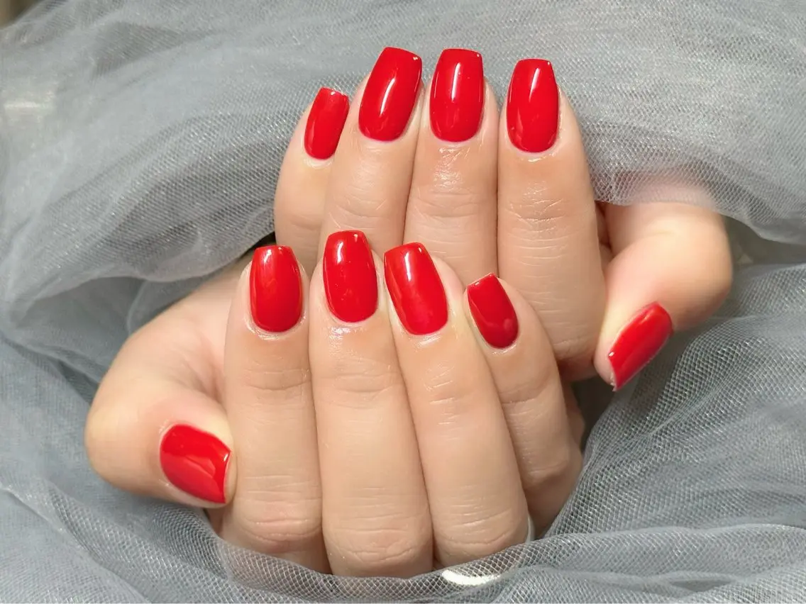ネイル ワンカラーネイル 赤色 フットネイル Nail Salon KURELLYのネイルデザイン
