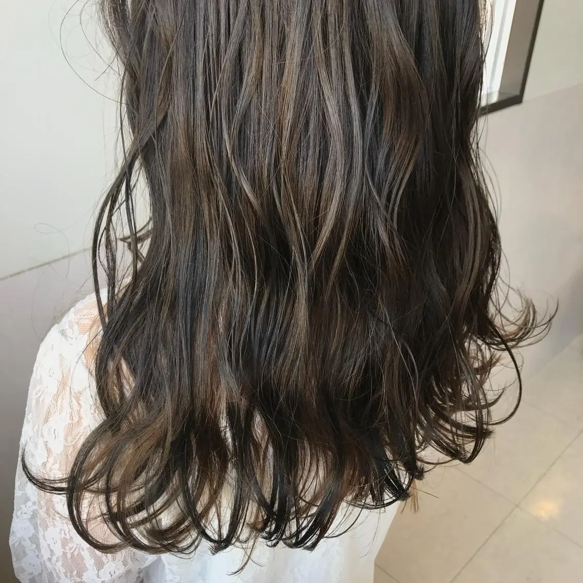 セミロング カラー グレージュ ハイライトカラー ハイライト カット ヘアカラー Oopsレイヤー 加藤澄都のヘアスタイル