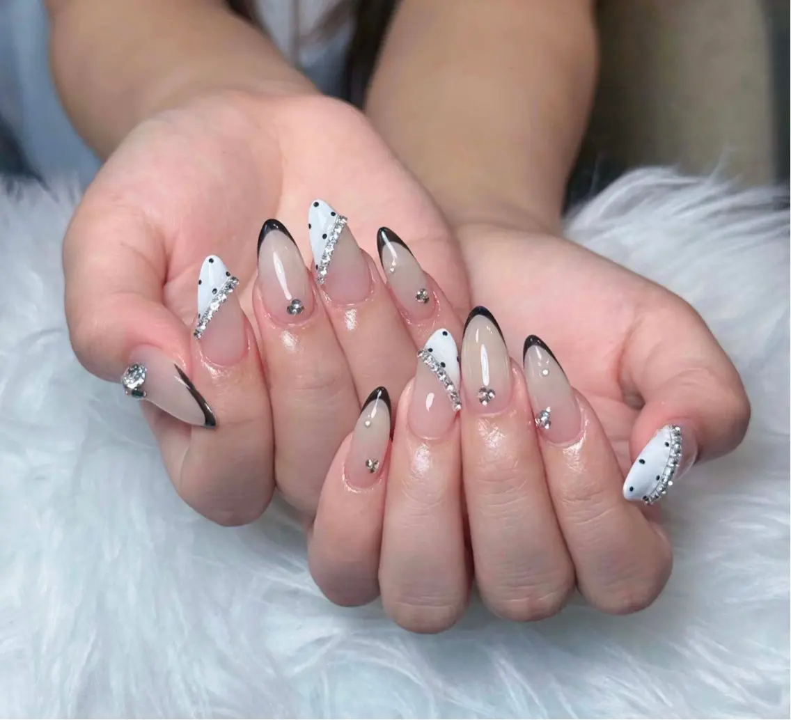 ネイル チークネイル ドット フレンチネイル グラデーション ハート ハンドネイル Julli NailStudioのネイルデザイン