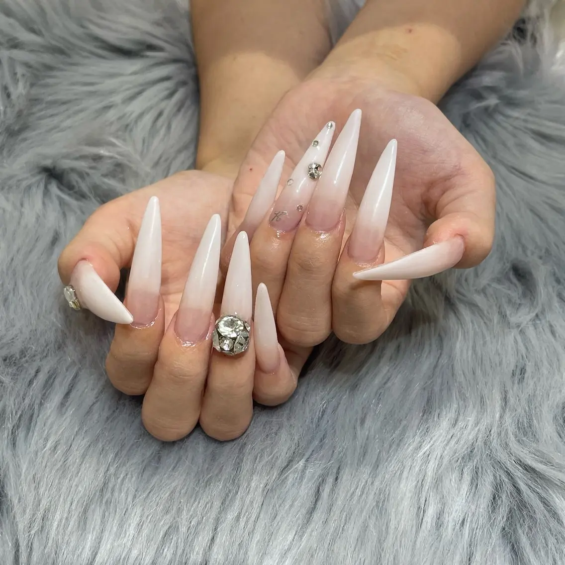 ネイル 長さ出し ラメ(グリッター) ハンドネイル RICO Nail パーツつけ放題🌈のネイルデザイン