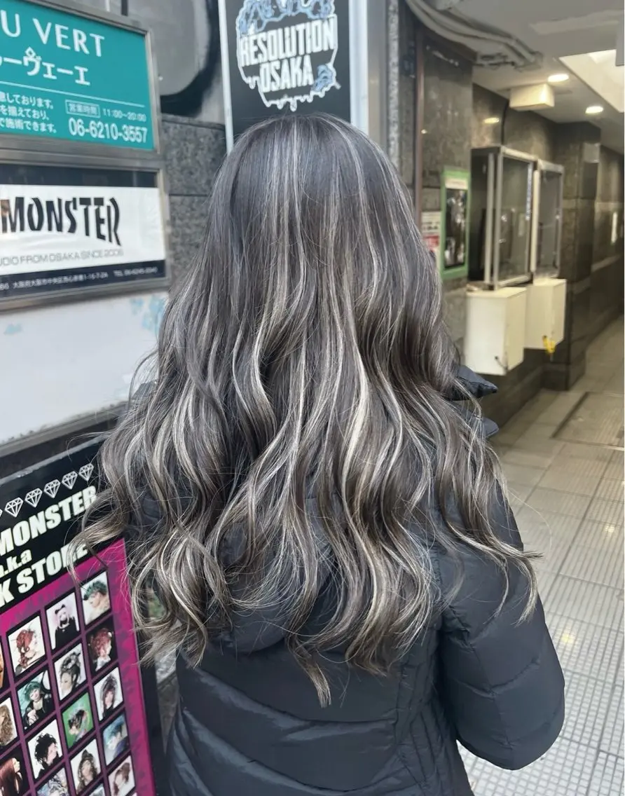 ロング カラー ダークグレー ダークグレージュ グレージュ ハイライトカラー ハイライト ヘアカラー トリートメント 指名数No.1 /NAOYAのヘアスタイル