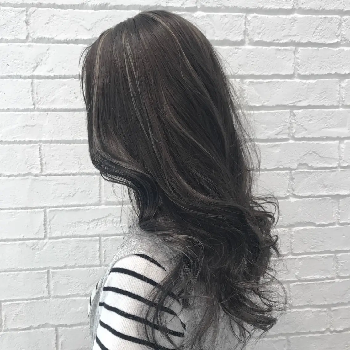 セミロング カラー グレージュ シルバー シルバーグレージュ 【透明感、艶髪】西村 有司のヘアスタイル