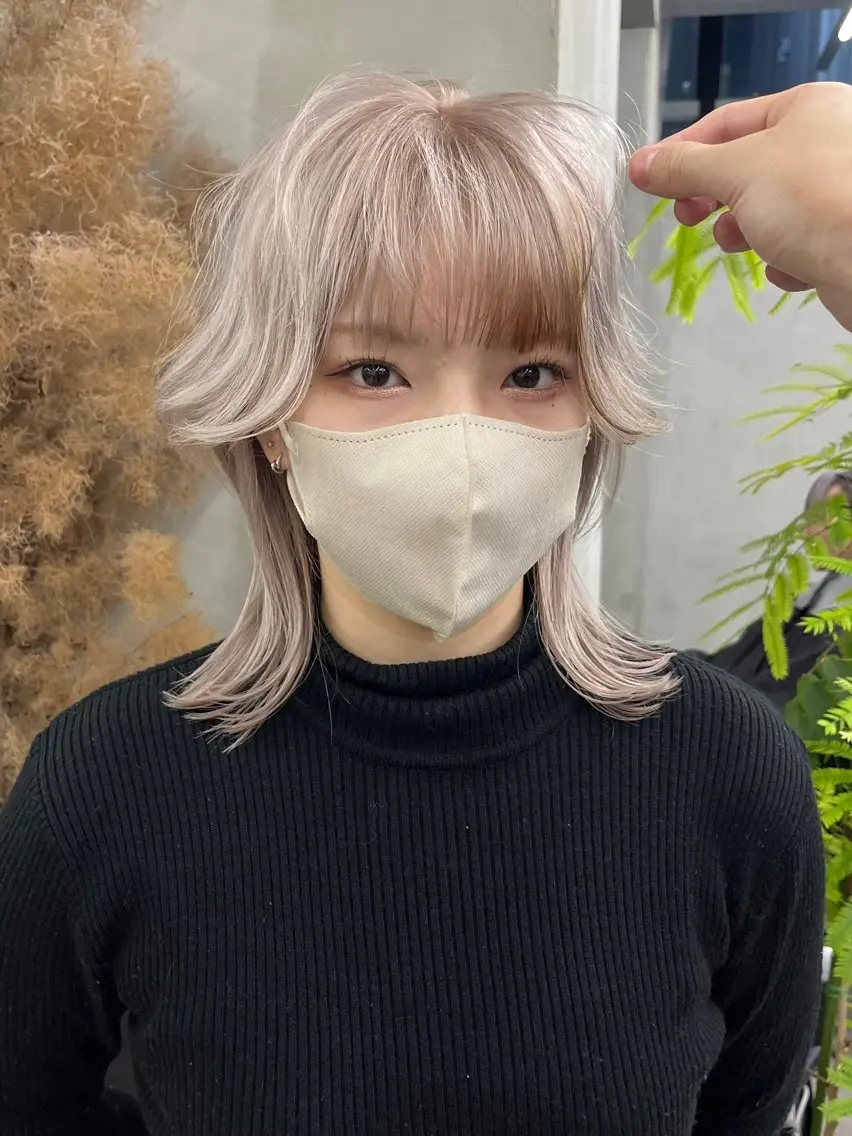 セミロング カラー ベージュカラー ホワイトベージュ くびれヘア 顔まわりレイヤー レイヤーカット ヘアカラー トリートメント イツク ⚡️ ルーツ/ハイトーンのヘアスタイル
