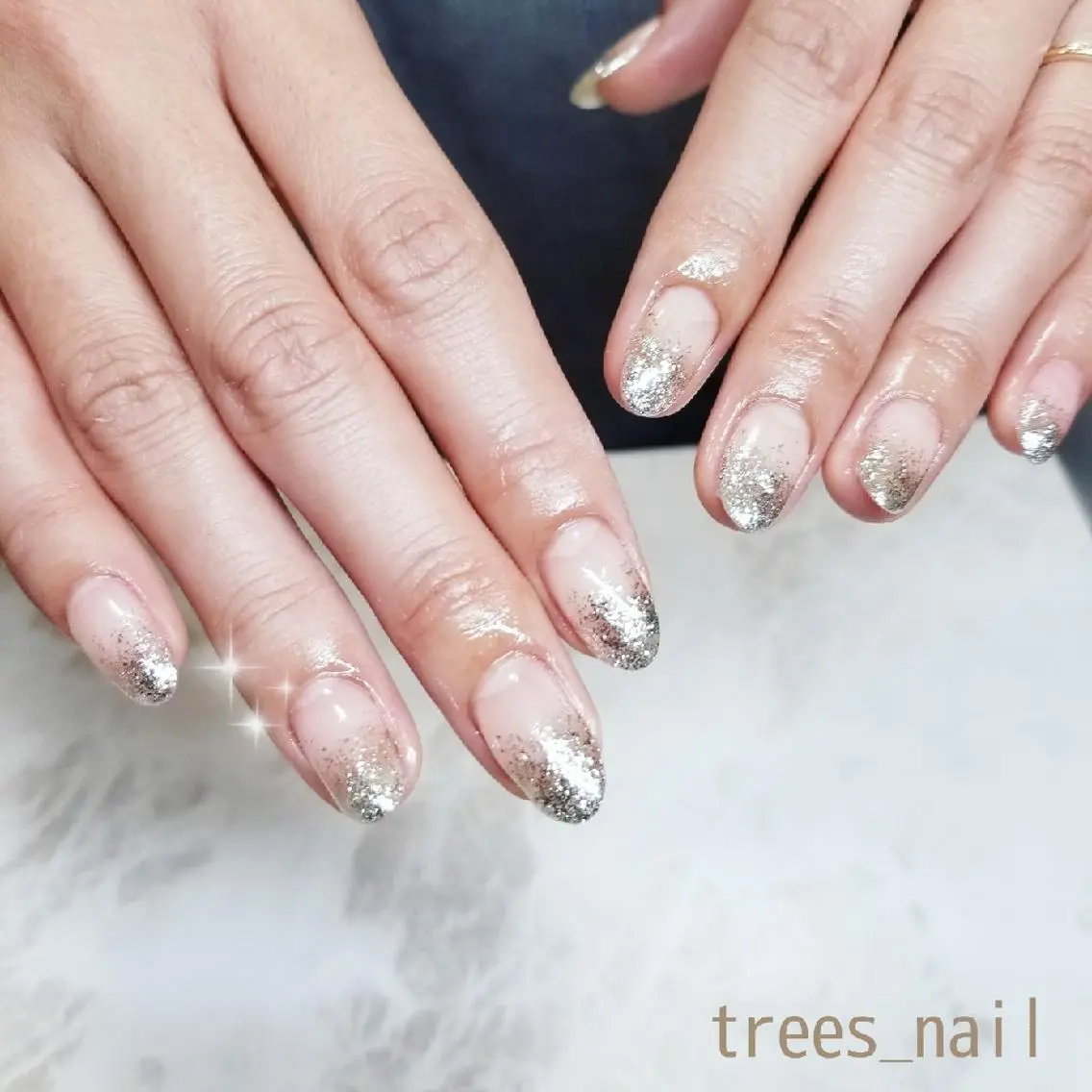 ネイル ジェルネイル グラデーション ラメ(グリッター) ラメグラデーション シルバー trees_ nailのネイルデザイン