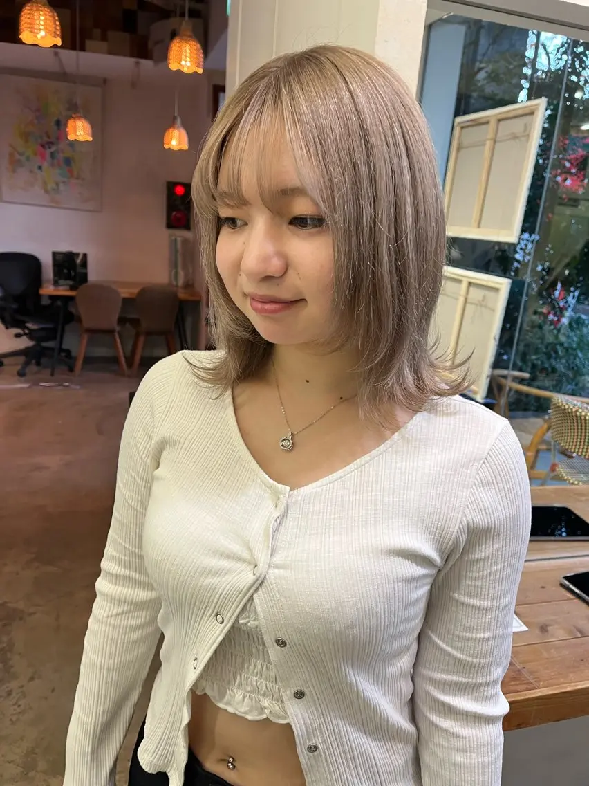 ミディアム カラー 波多野 芽衣のヘアスタイル