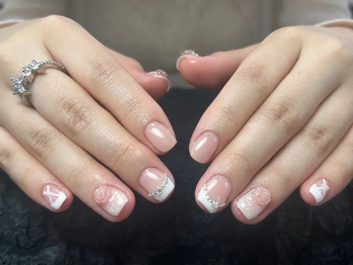 ネイル オーロラネイル フラッシュネイル フラワーネイル フレンチネイル キラキラネイル ハンドネイル 🌟LadyCoCo 🌟プロ ネイリストのネイルデザイン