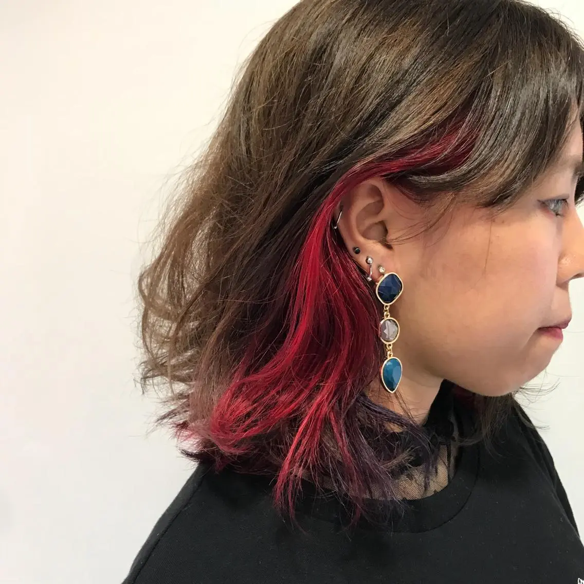 ミディアム カラー ブリーチ インナーカラー レッドカラー バイオレットカラー 長谷川 誠志のヘアスタイル