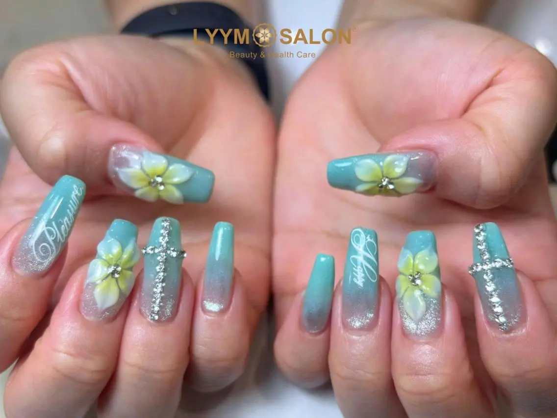 ネイル ブルー フラワーネイル キラキラネイル 韓国ネイル シルバー ハンドネイル LYYM Salonのネイルデザイン
