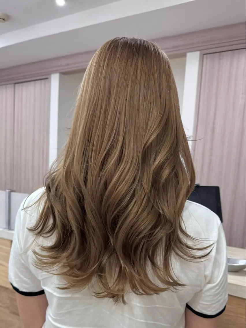 ロング カラー ロングレイヤー ベージュカラー 透明感カラー ミルクティーベージュ レイヤーカット takumi/パーマ /バレイヤージュのヘアスタイル