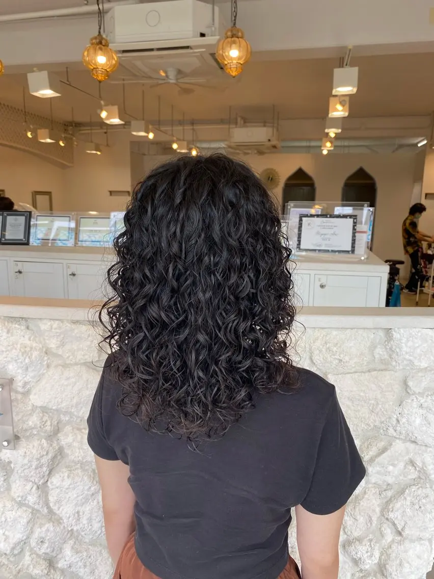 セミロング カット パーマ 饒平名 知也のヘアスタイル