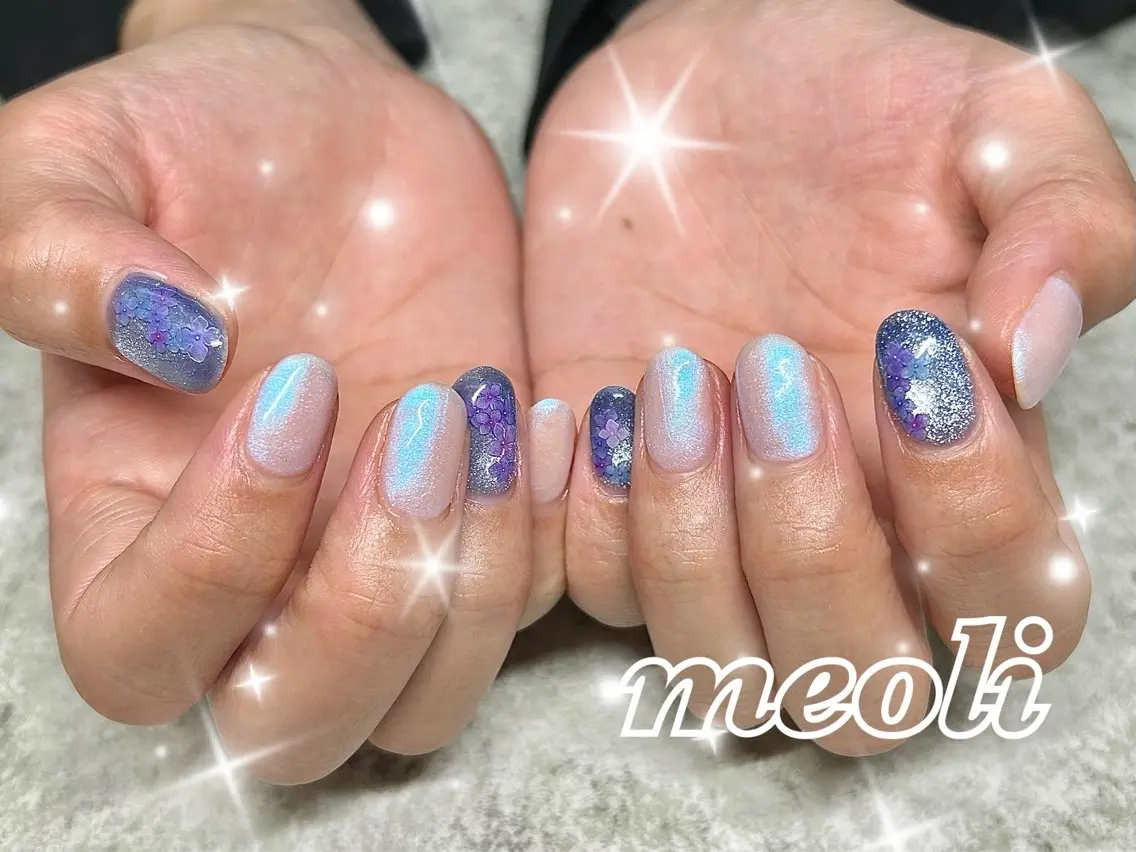 ネイル オーロラネイル ブルー マグネットネイル ワンカラーネイル ホワイト ハンドネイル nail salon meoli　アヤのネイルデザイン
