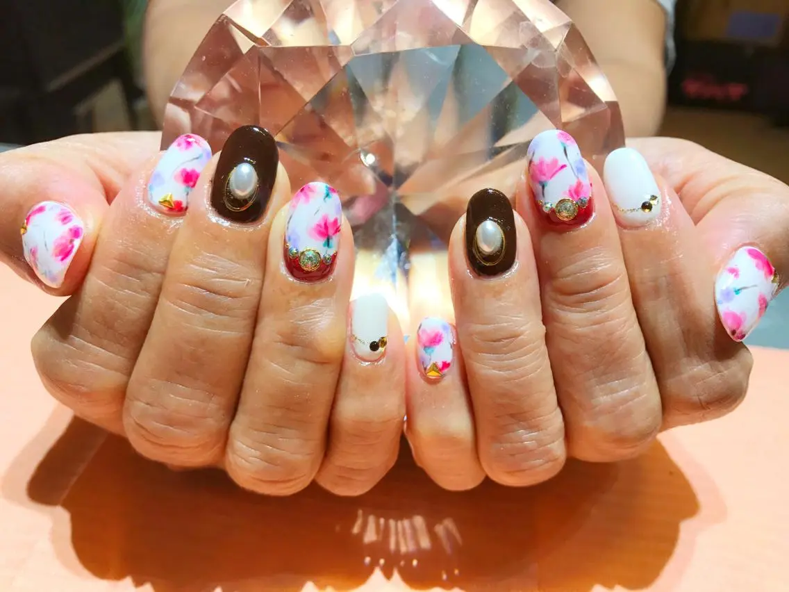 ネイル フラワーネイル ジェルネイル ストーンネイル YUN 💅のネイルデザイン