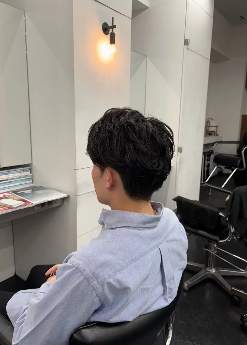 ミディアム パーマ メンズ ミディアムパーマ アップバング メンズパーマ カット パーマ 【ヤマザキアヤメ】 艶カラー/縮毛矯正のヘアスタイル