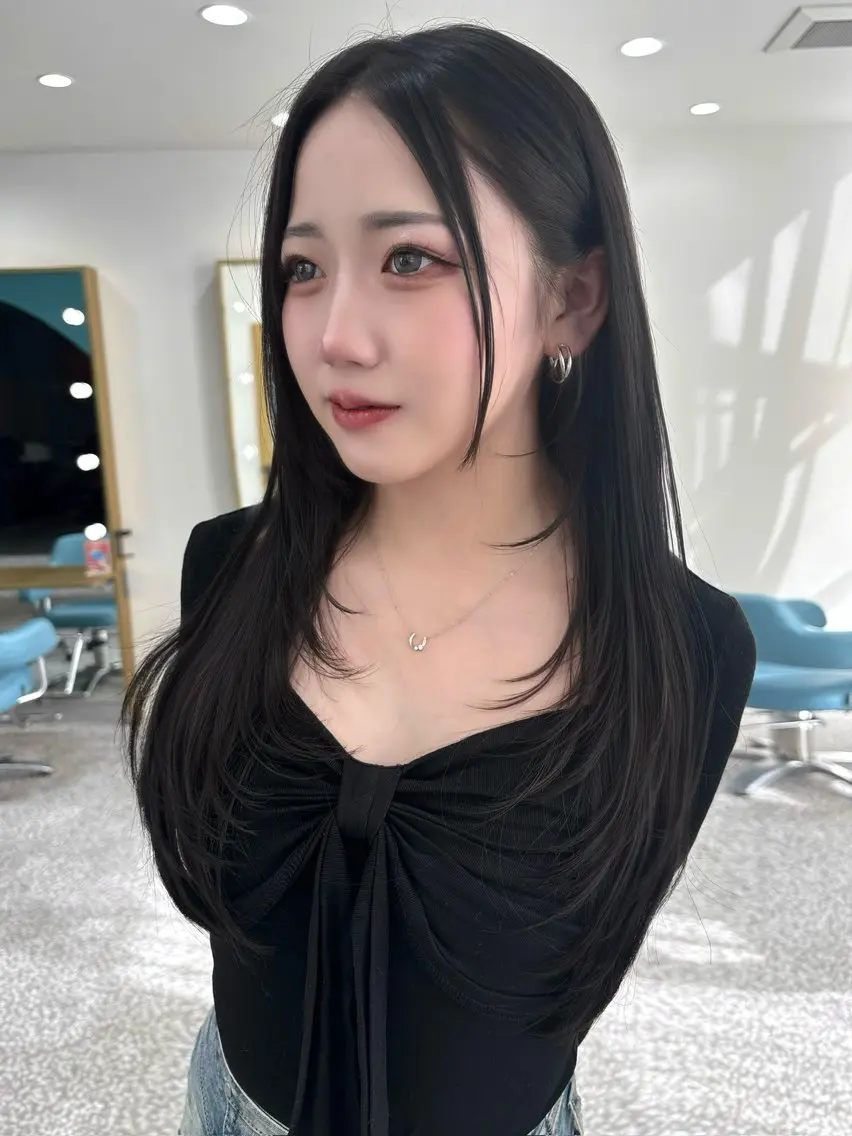 ロング カラー 黒髪 ブルーカラー ブルーブラック 透明感カラー ハイレイヤー カット ヘアカラー トリートメント 透明感カラー Nau🎀のヘアスタイル