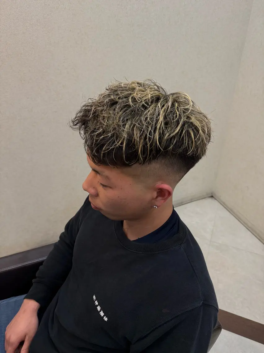 メンズ フェードカット メンズメッシュ カット ヘアカラー クラサワ オトのヘアスタイル
