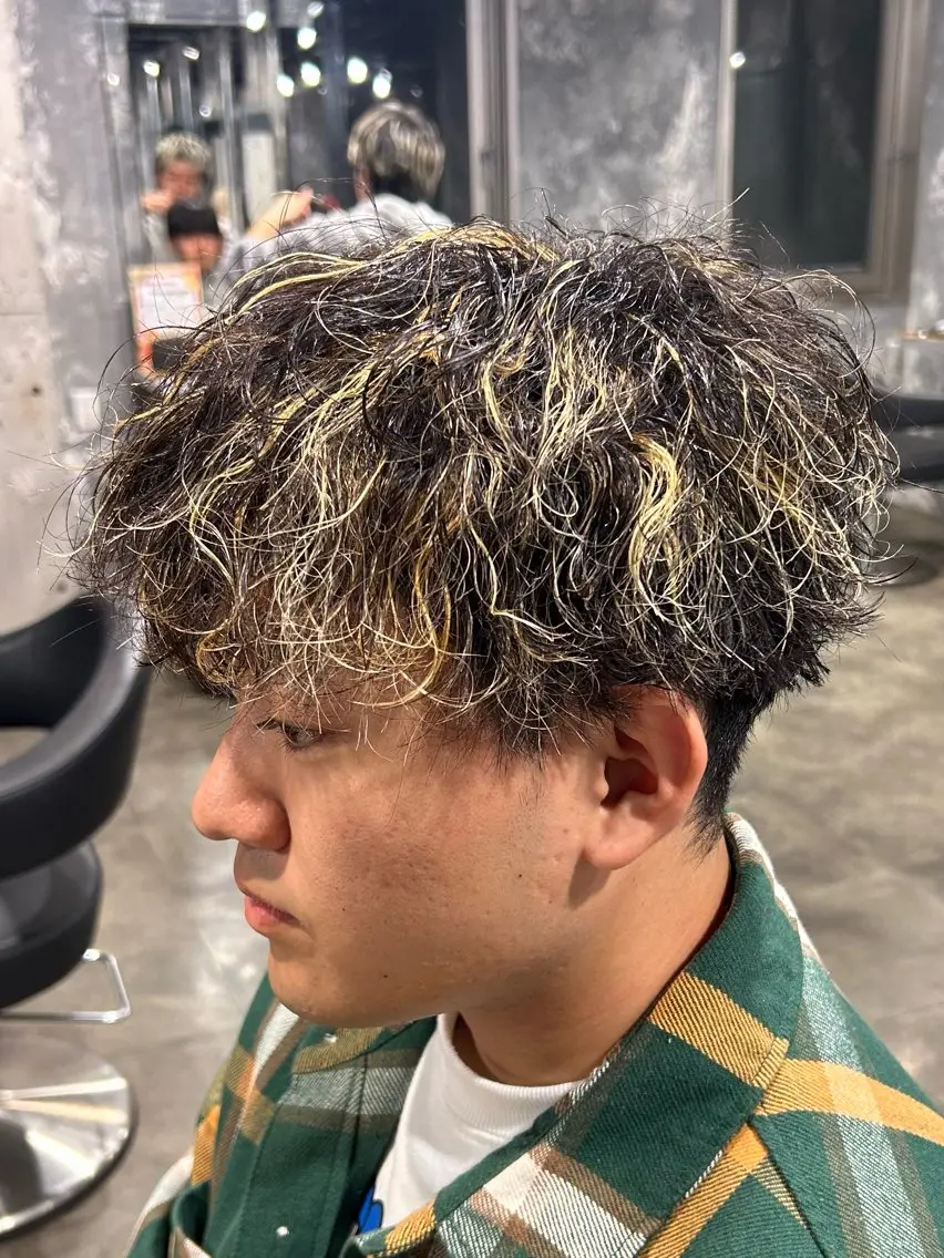 メンズ メンズハイライト メンズパーマ カット ヘアカラー パーマ ヘッドスパ ヘアセット メンズ特化美容師 💠チナツのヘアスタイル