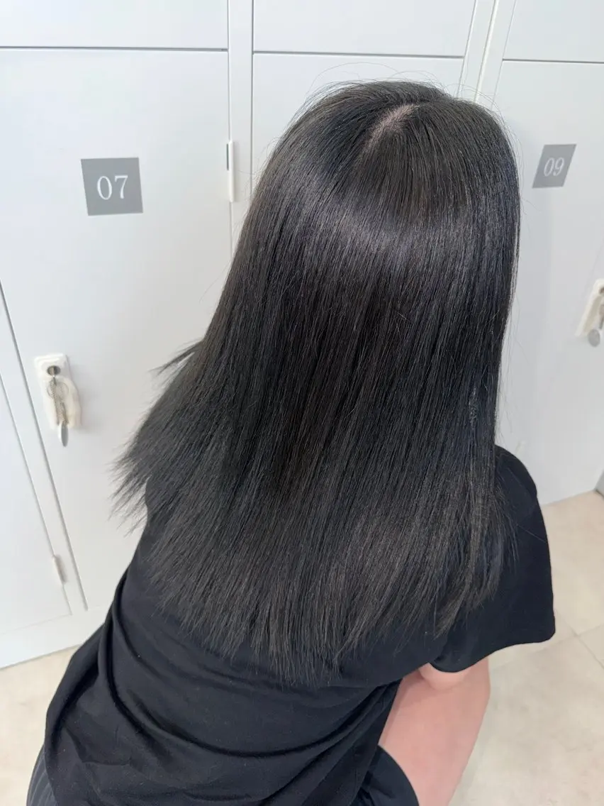 セミロング カラー 透明感カラー ダークグリーン 結城 虹心のヘアスタイル