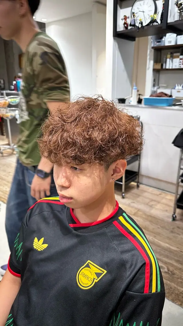 カラー パーマ メンズ メンズパーマ ブラウンカラー カット ヘアカラー パーマ fifth原宿 宮部蓮のヘアスタイル