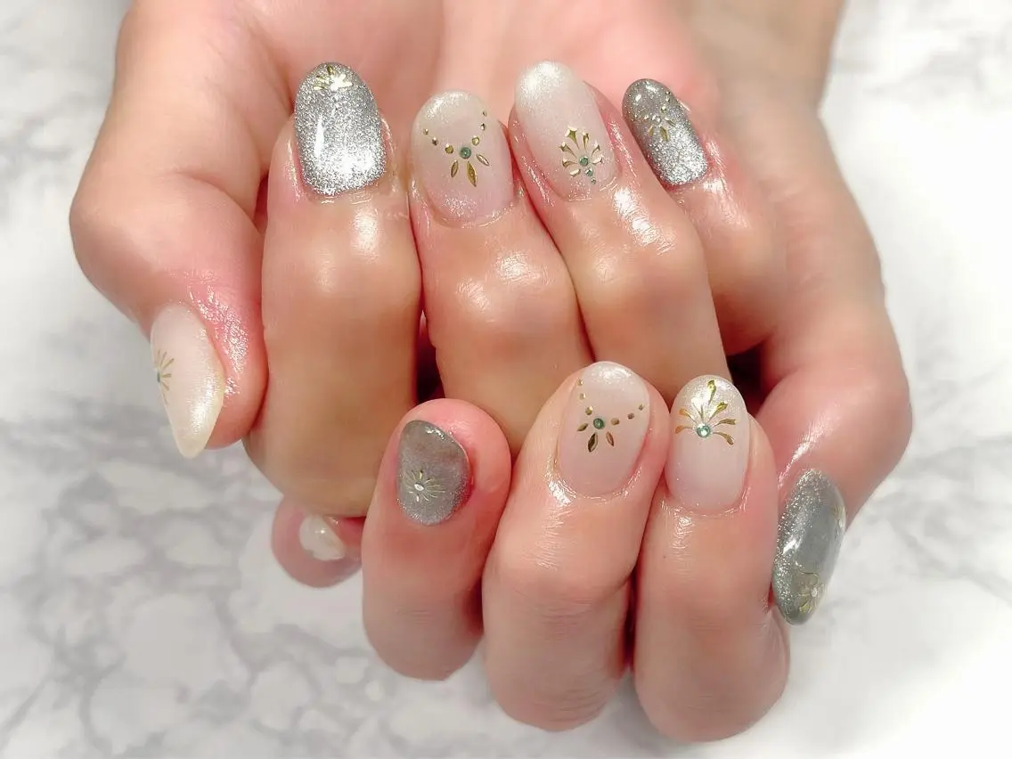ネイル ラメ(グリッター) 水色 マグネットネイル シンプルネイル ホワイト ハンドネイル Nail Salon KURELLYのネイルデザイン