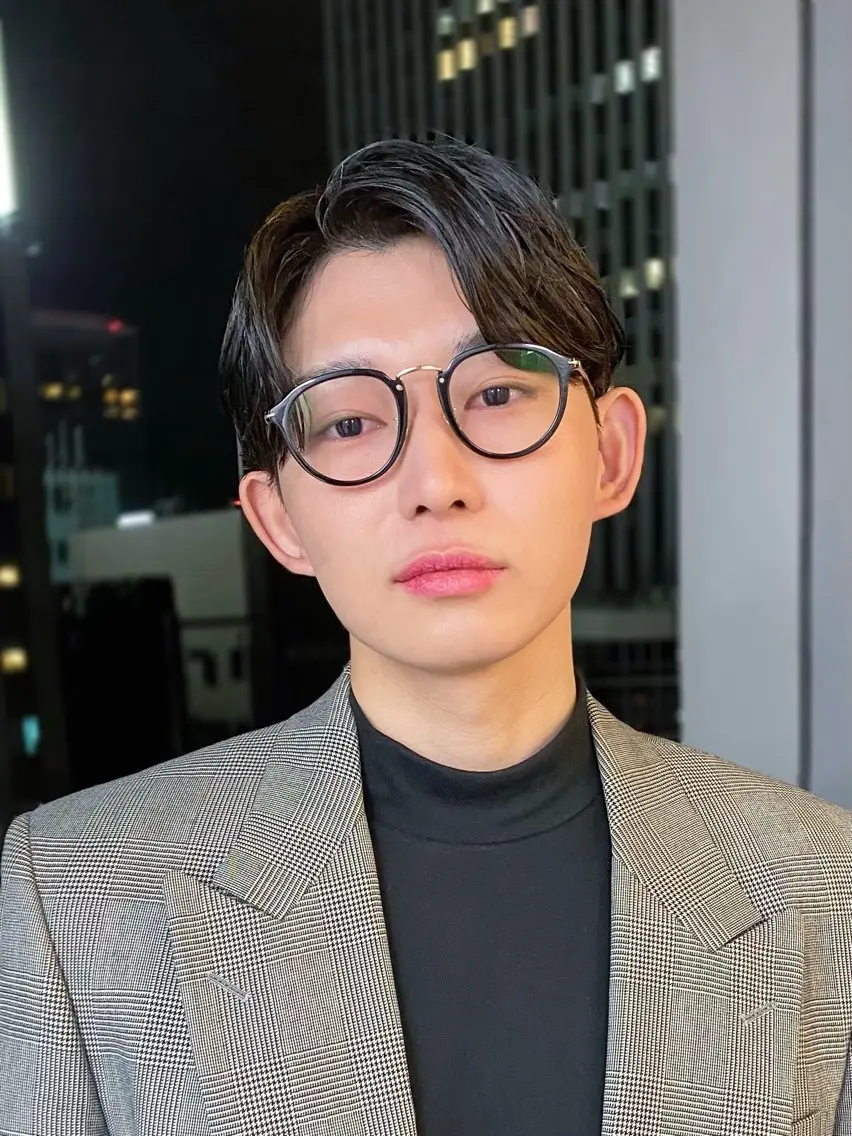 ショート パーマ メンズ メンズブリーチ センターパート フェザーパーマ メンズ韓国風 韓国マッシュ カット パーマ 安藤幹人 メンズパーマのヘアスタイル