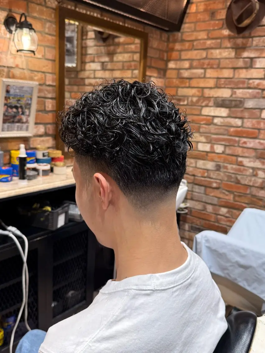 ショート パーマ メンズ オールバック フェードカット メンズパーマ 亀島 慈佑のヘアスタイル