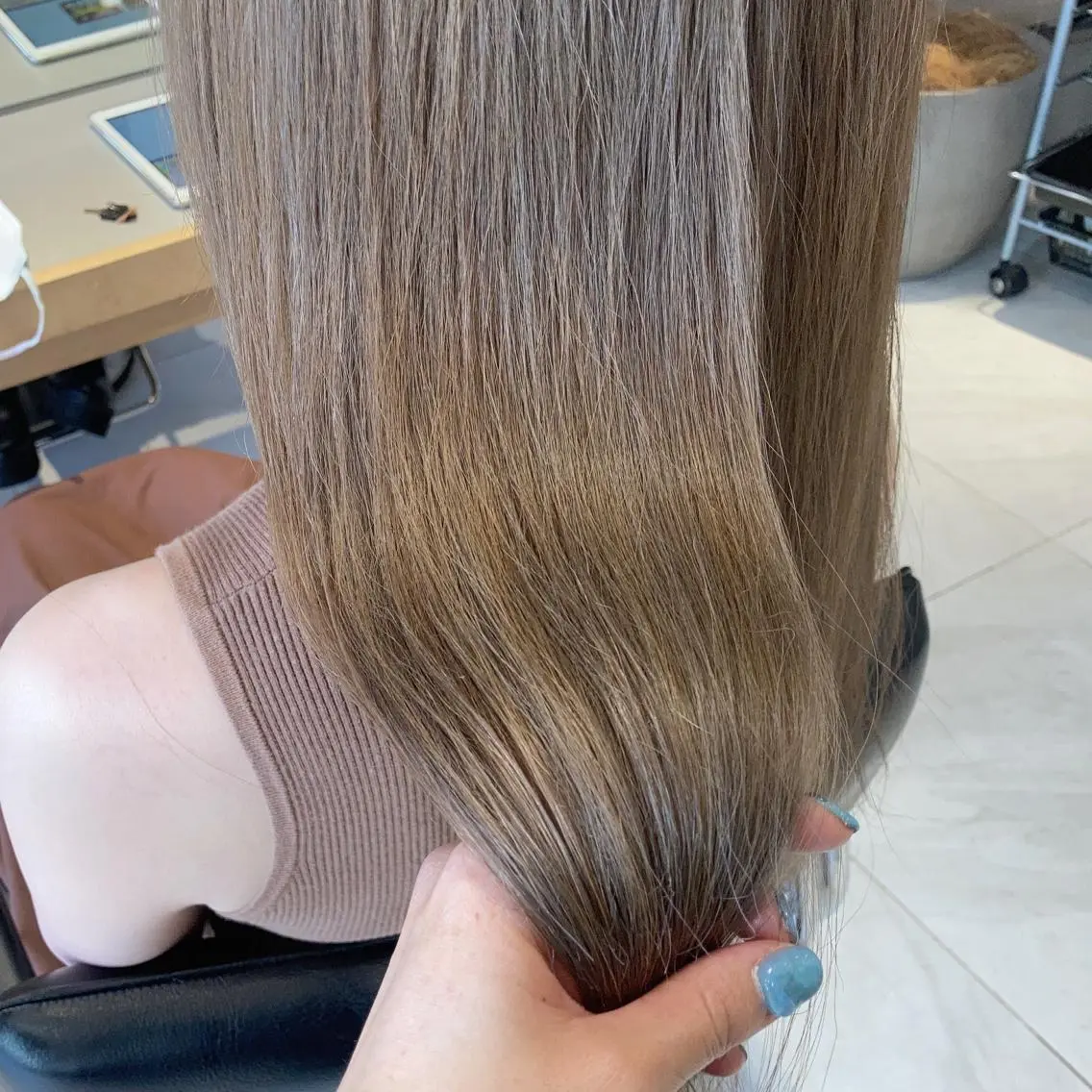セミロング カラー ベージュカラー ハイトーンカラー ハイトーンベージュ オリーブ透明感カラー 表参道/MIKUのヘアスタイル