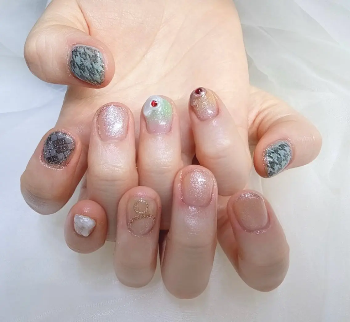 ネイル アートネイル ゴールド 韓国ネイル ラメ(グリッター) ニュアンスネイル NailSalon✨ Écrinエクランのネイルデザイン