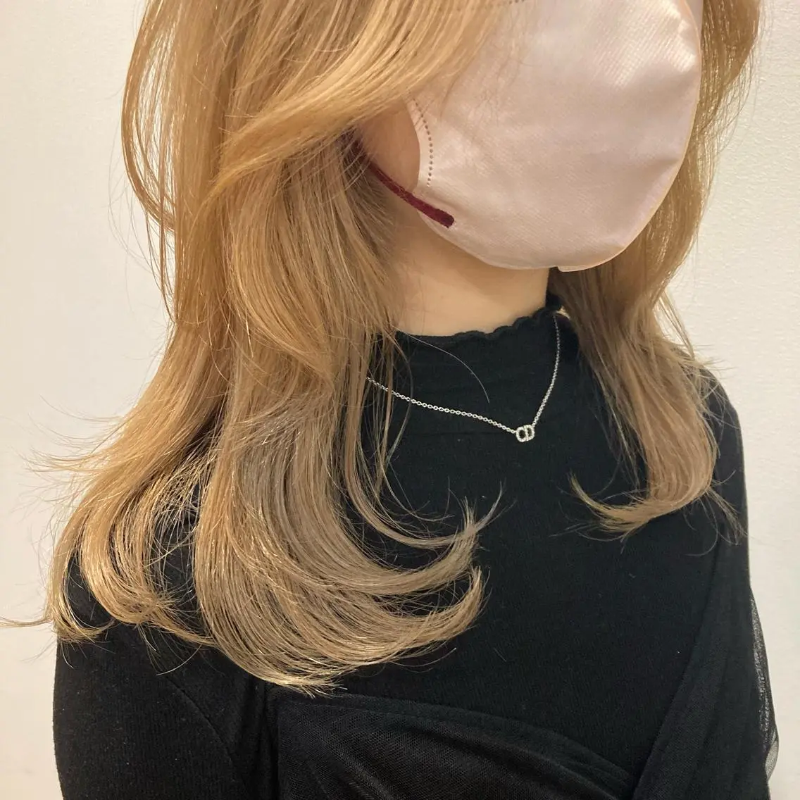 セミロング カラー ブリーチ カット ヘアカラー 尾籠 美幸 (オゴモリ ミユキ)のヘアスタイル