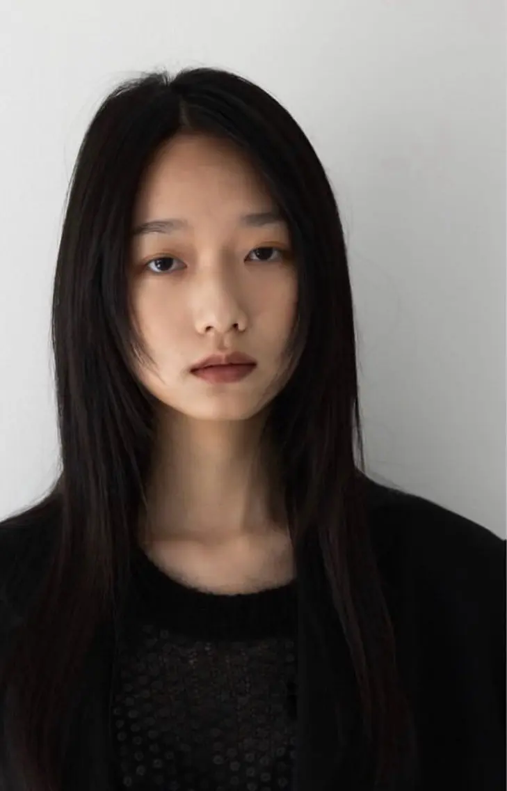 ミディアム 髙子 理央のヘアスタイル