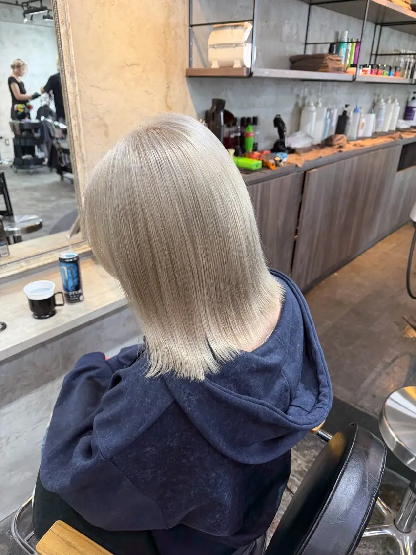 ミディアム カット ヘアカラー トリートメント 横浜🦋ハイトーン 🫐シャドウルーツのヘアスタイル