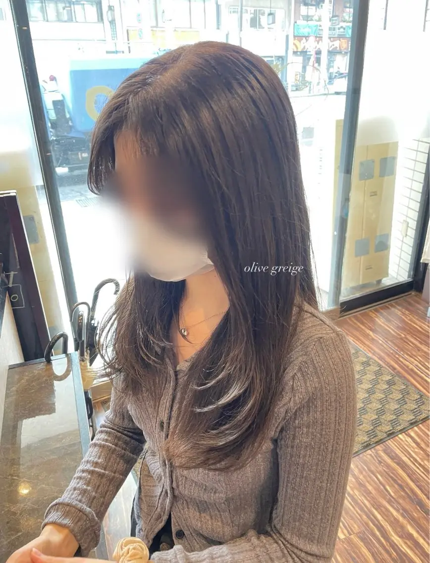 カラー ブリーチ ダブルカラー グレージュ ブリーチなしカラー オリーブグレージュ 池嵜 美尋のヘアスタイル