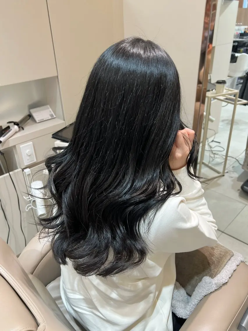 ロング カラー 黒髪 グレーブラック ヘアカラー トリートメント THINK SHOP sakiのヘアスタイル