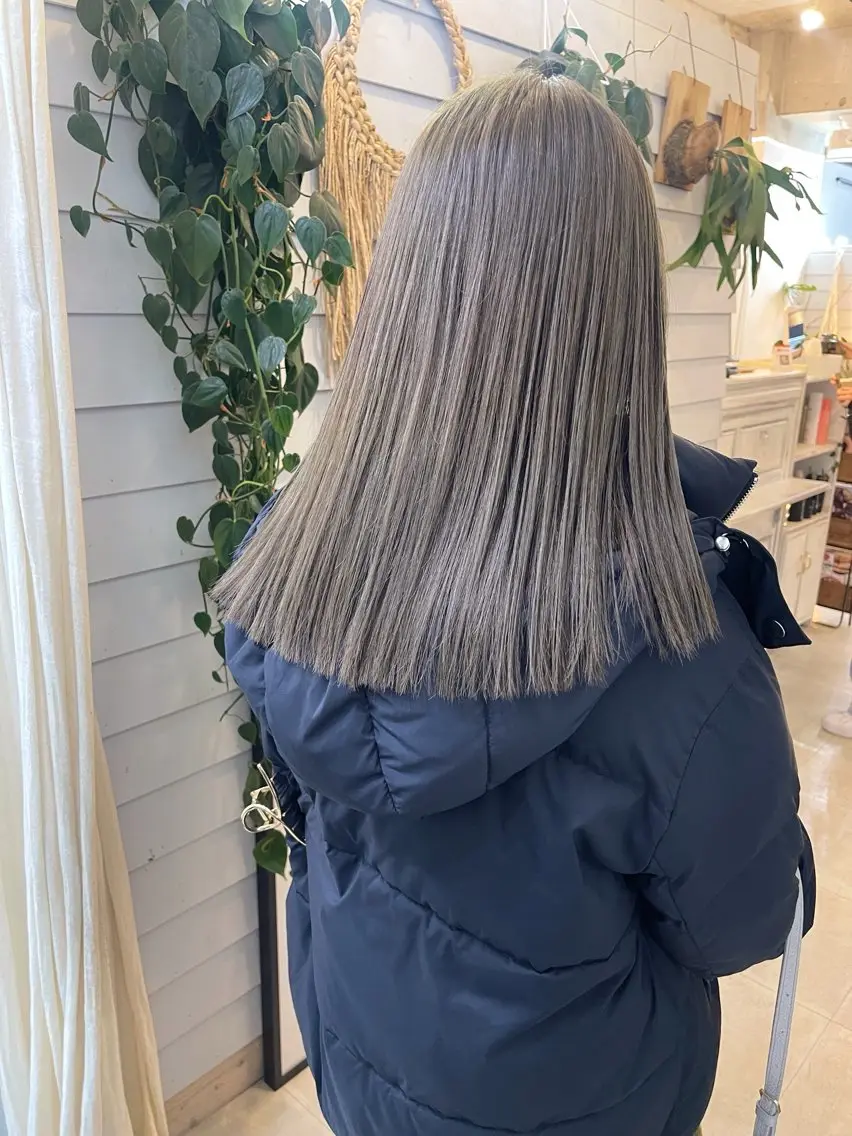 セミロング カラー ベージュカラー ブリーチ ダブルカラー ブリーチなしカラー オリーブベージュ ヘアカラー トリートメント AiM 大名　似合わせカットのヘアスタイル