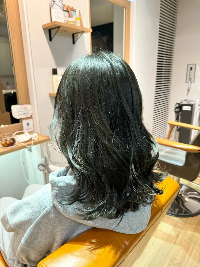セミロング カラー グレージュ オリーブグレージュ オリーブグレー ヘアカラー トリートメント ツキダテ ユイのヘアスタイル