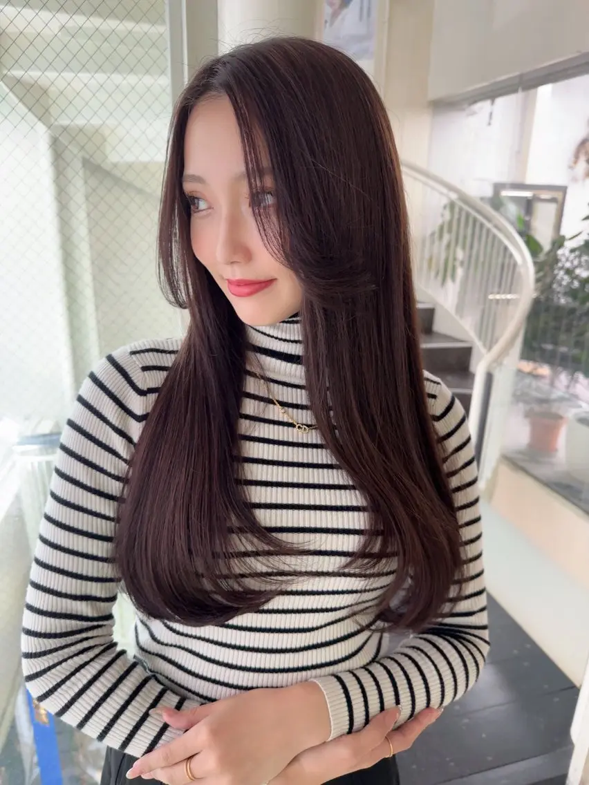 ロング 顔周りカット レイヤーカット 瀧優華白髪ぼかし 大人レイヤー🩵のヘアスタイル