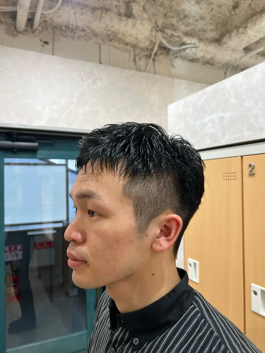 ショート カラー メンズ アップバング メンズパーマ 黒髪 ブルーカラー ブルーブラック 近藤 叶大のヘアスタイル