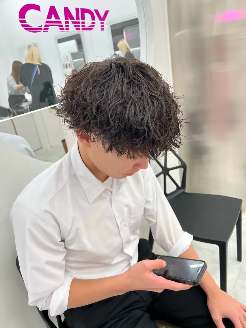 ミディアム パーマ メンズ ミディアムパーマ センターパート メンズ韓国風 韓国マッシュ マッシュウルフ メンズパーマ特化 TAIGAのヘアスタイル