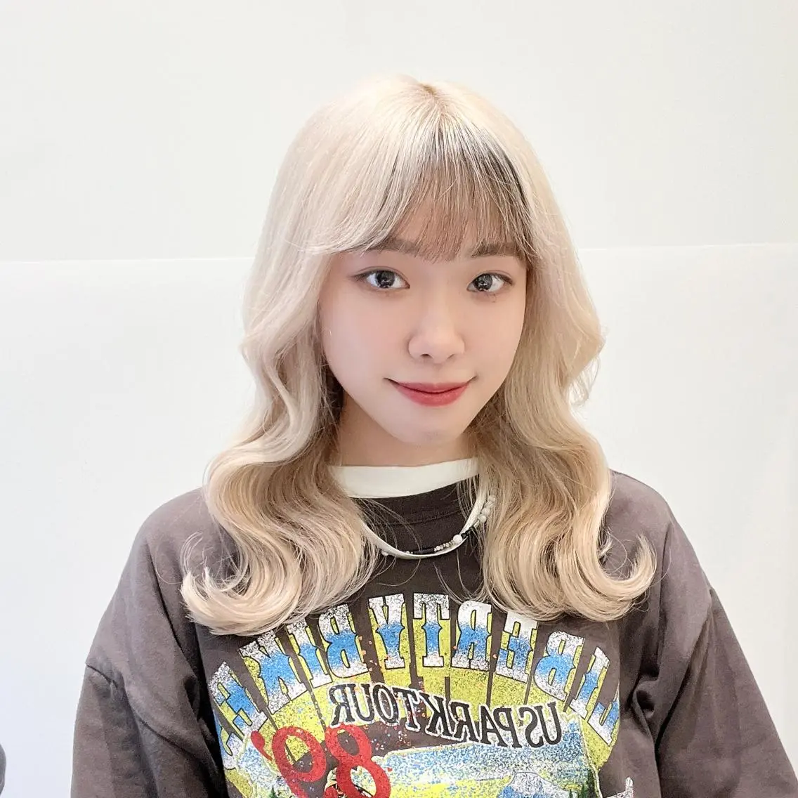 セミロング カラー 🩵ブリーチカラー MIORI🩵のヘアスタイル
