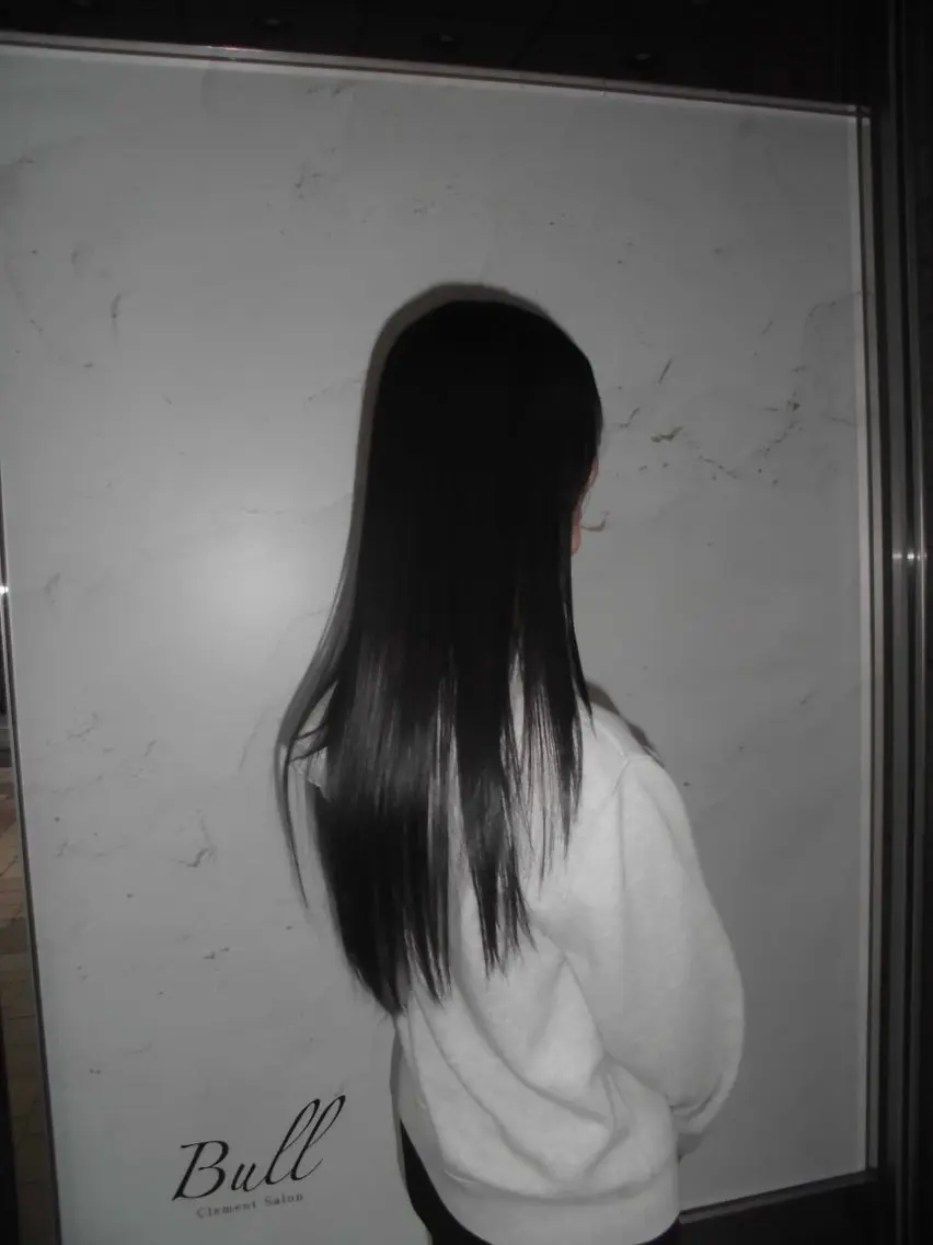 ロング カラー アッシュ 黒髪 ブルーカラー ブルーブラック トリートメント 三浦 瑠音のヘアスタイル