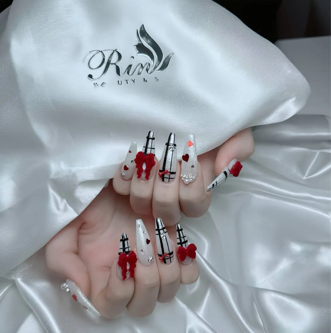 ネイル アニマル柄 ボルドー ブラウン チークネイル フレンチネイル ハンドネイル Rin Nail 新大久保店のネイルデザイン