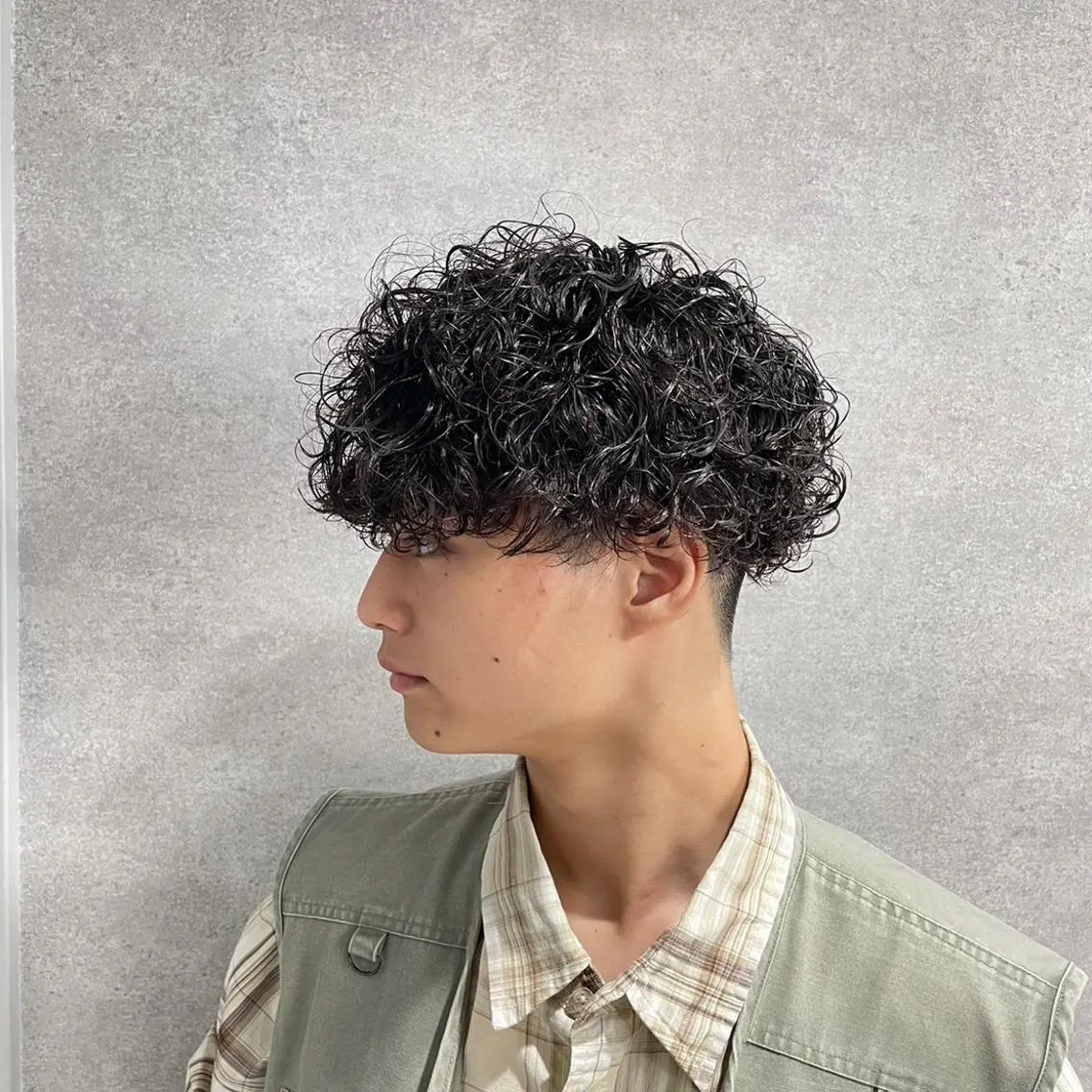 ショート カラー パーマ ヘアアレンジ メンズ キッズ ネイル マツエク・マツパ アイブロウ センターパート メンズ韓国風 メンズパーマ プードルパーマ スパイキーショート 仕上がり満足度No. 1🔥BLUCK🔥のヘアスタイル