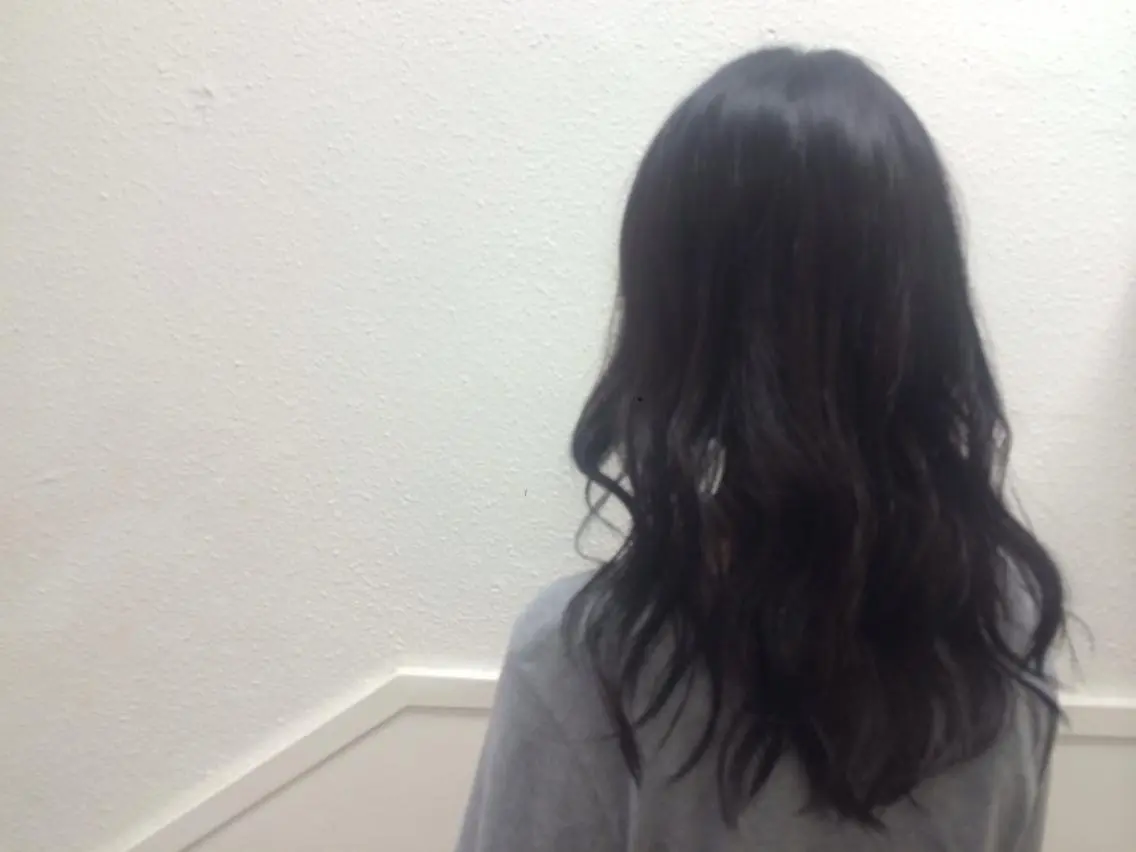 ロング カラー ダークグレー にった みずきのヘアスタイル