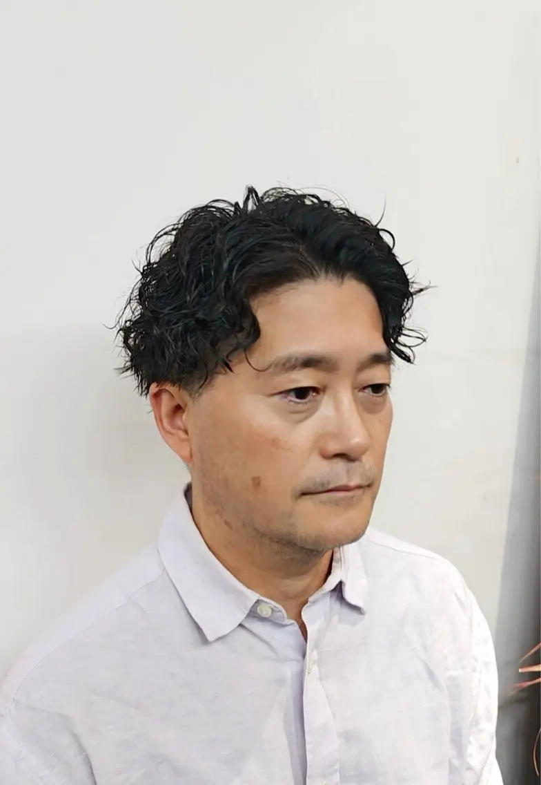 ショート パーマ メンズ メンズブリーチ フェザーパーマ メンズハイライト メンズパーマ ツイストスパイラルパーマ 怪我の為1ヶ月程 お休みします🙇のヘアスタイル