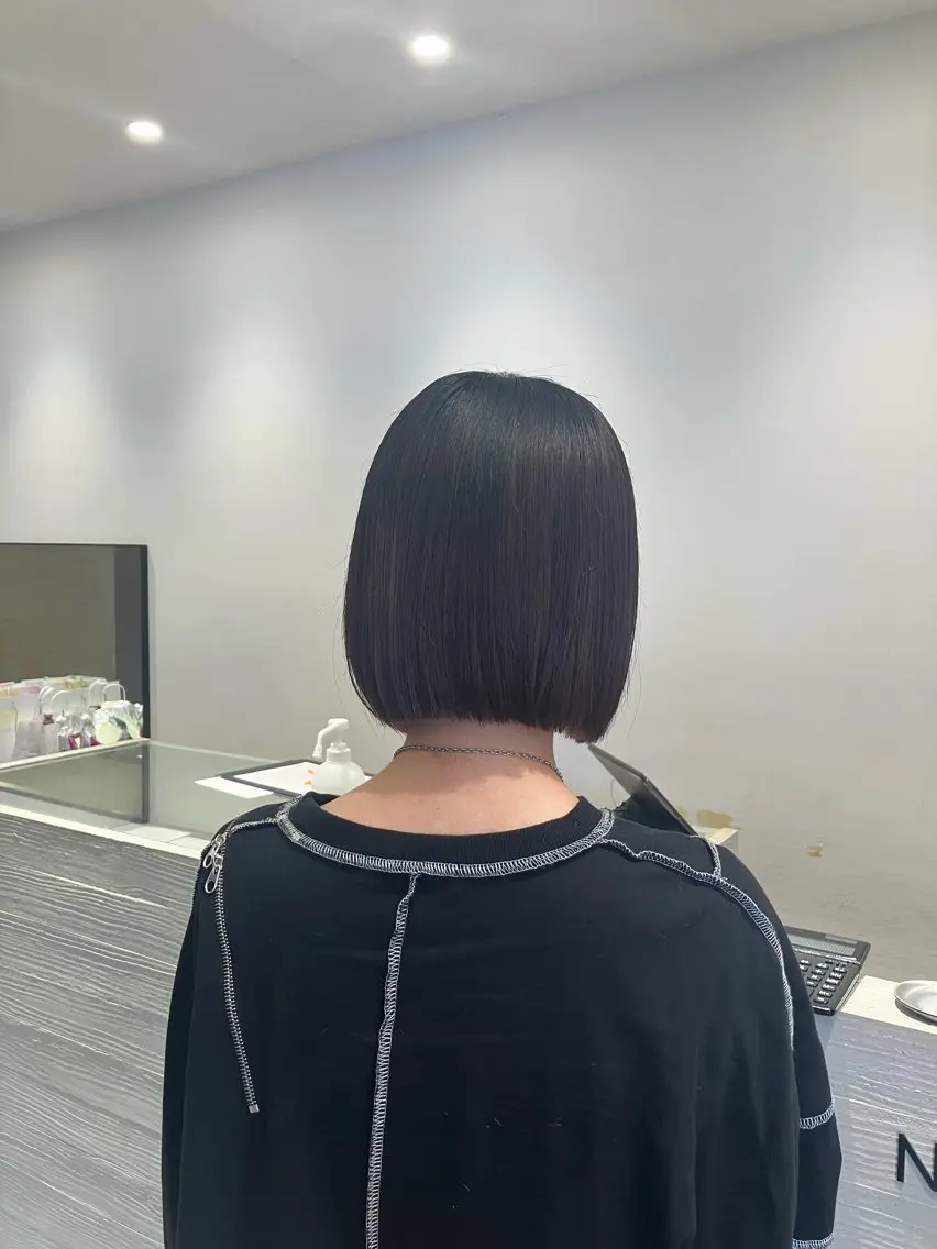ショート ボブ カット サキ🤍ハイトーン 🪩レイヤーカットのヘアスタイル