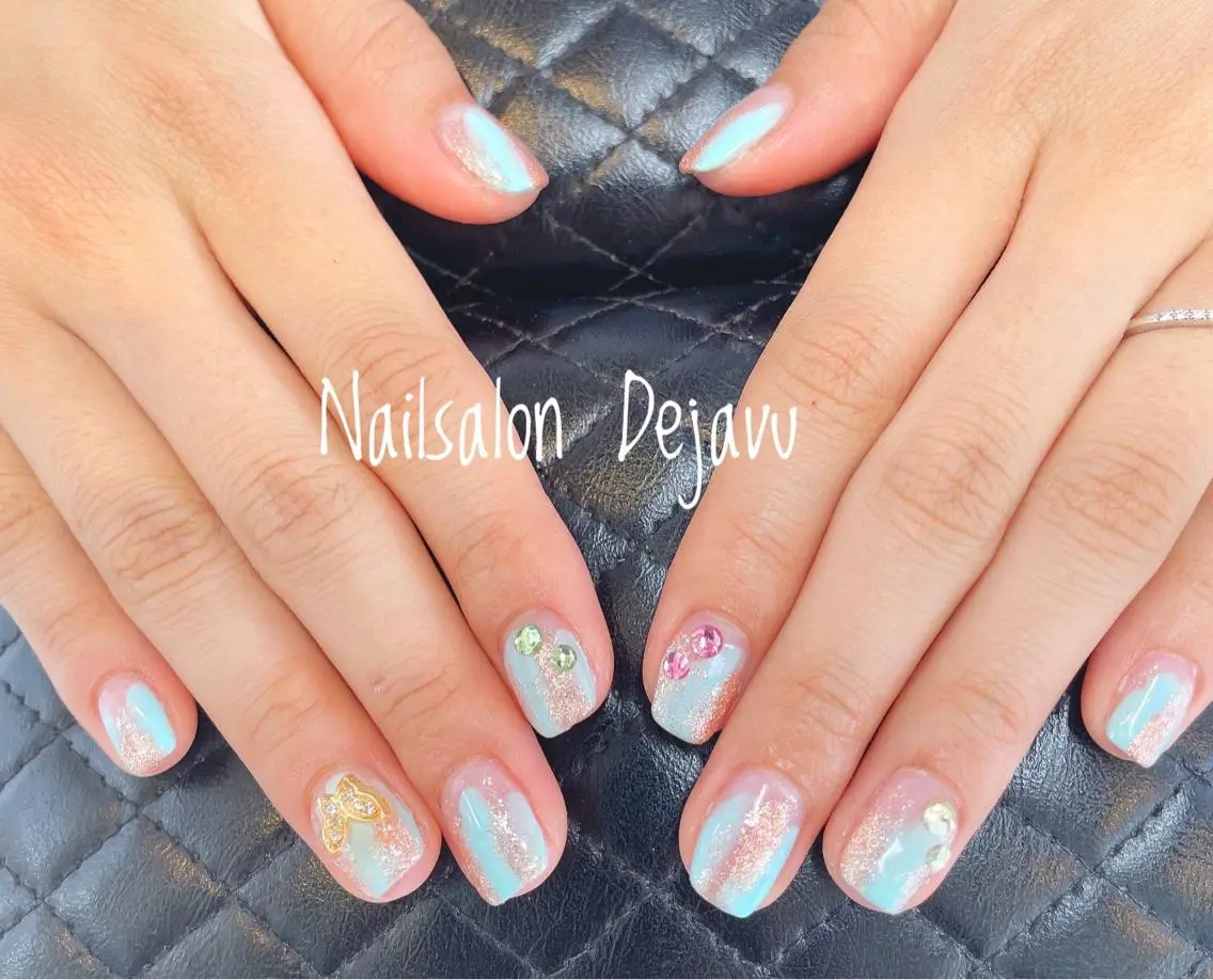 ネイル アートネイル ジェルネイル ゴールド 水色 ピンク ハンドネイル Nailsalon Dejavuのネイルデザイン