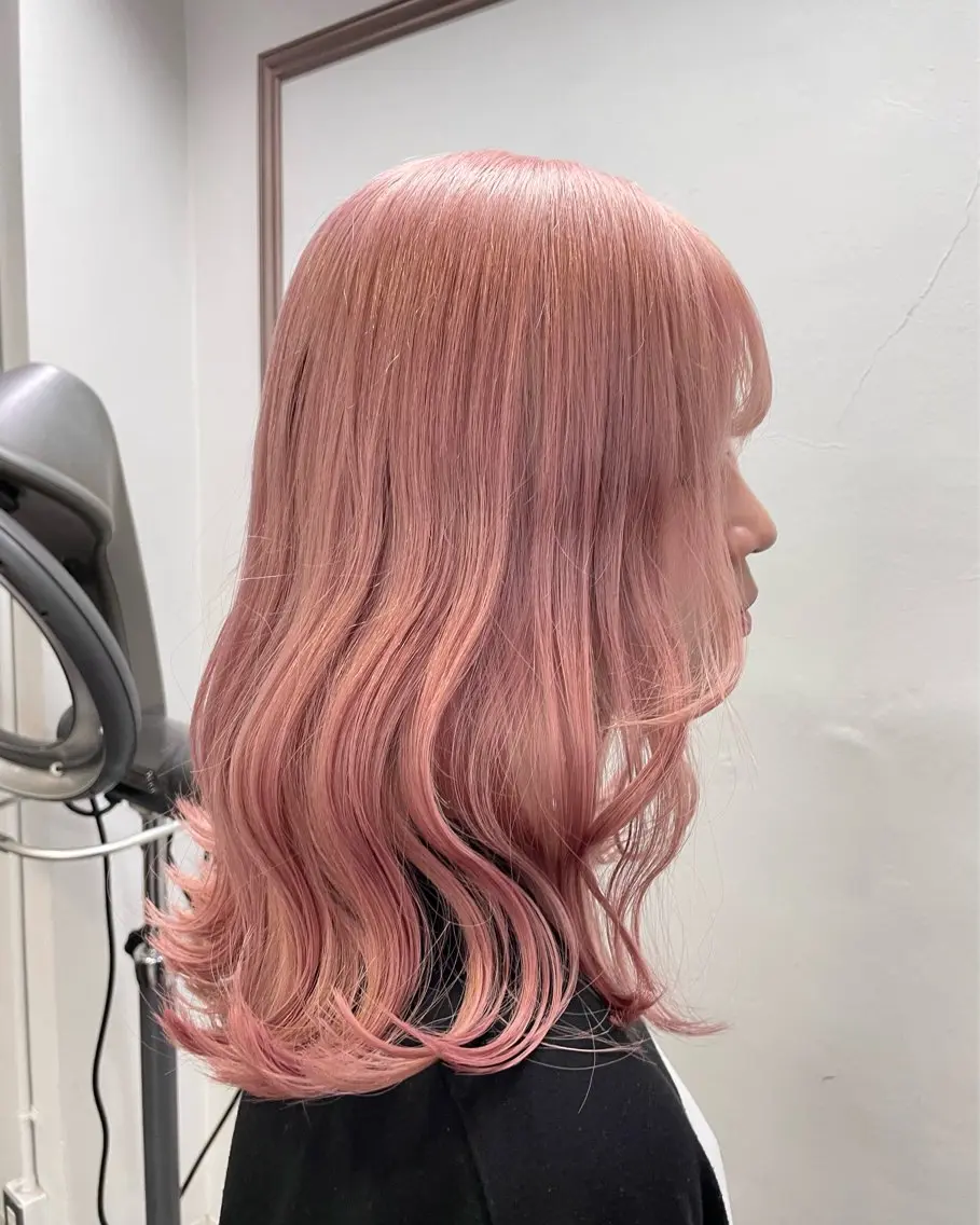 セミロング 西宮ハイトーンカラー ひらり💜のヘアスタイル