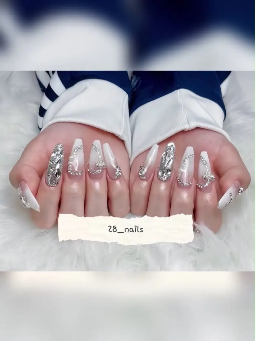 セミロング 韓国風ヘア ハンドネイル ビン アンのネイルデザイン